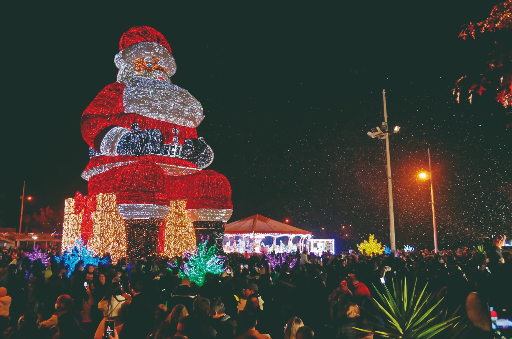 Dê folga à rotina: O maior Pai Natal do Mundo ou a maior árvore de Natal  nacional?
