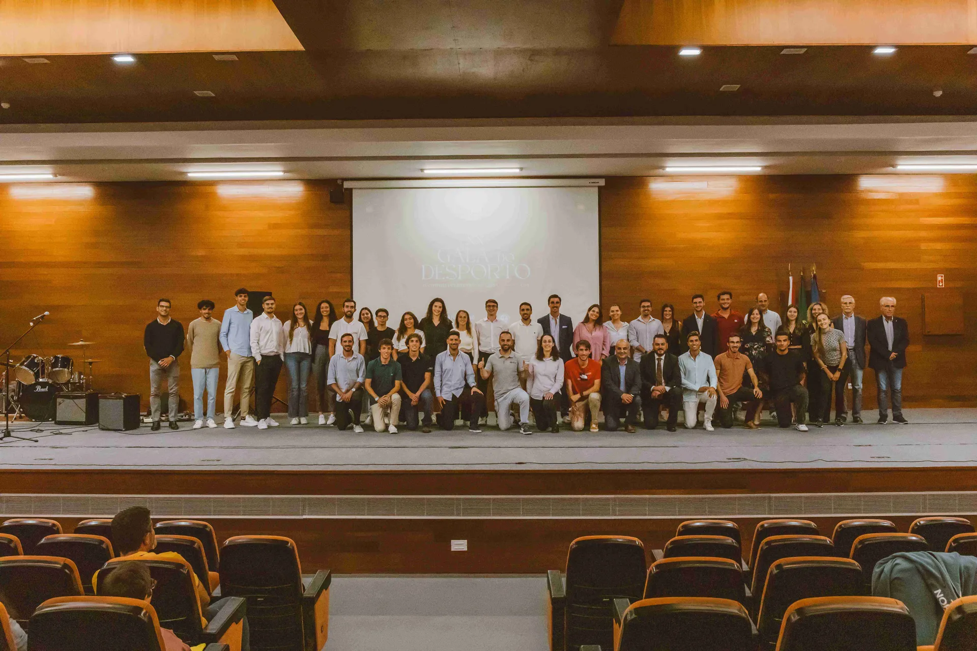 Estudantes atletas premiados fotografia de grupo