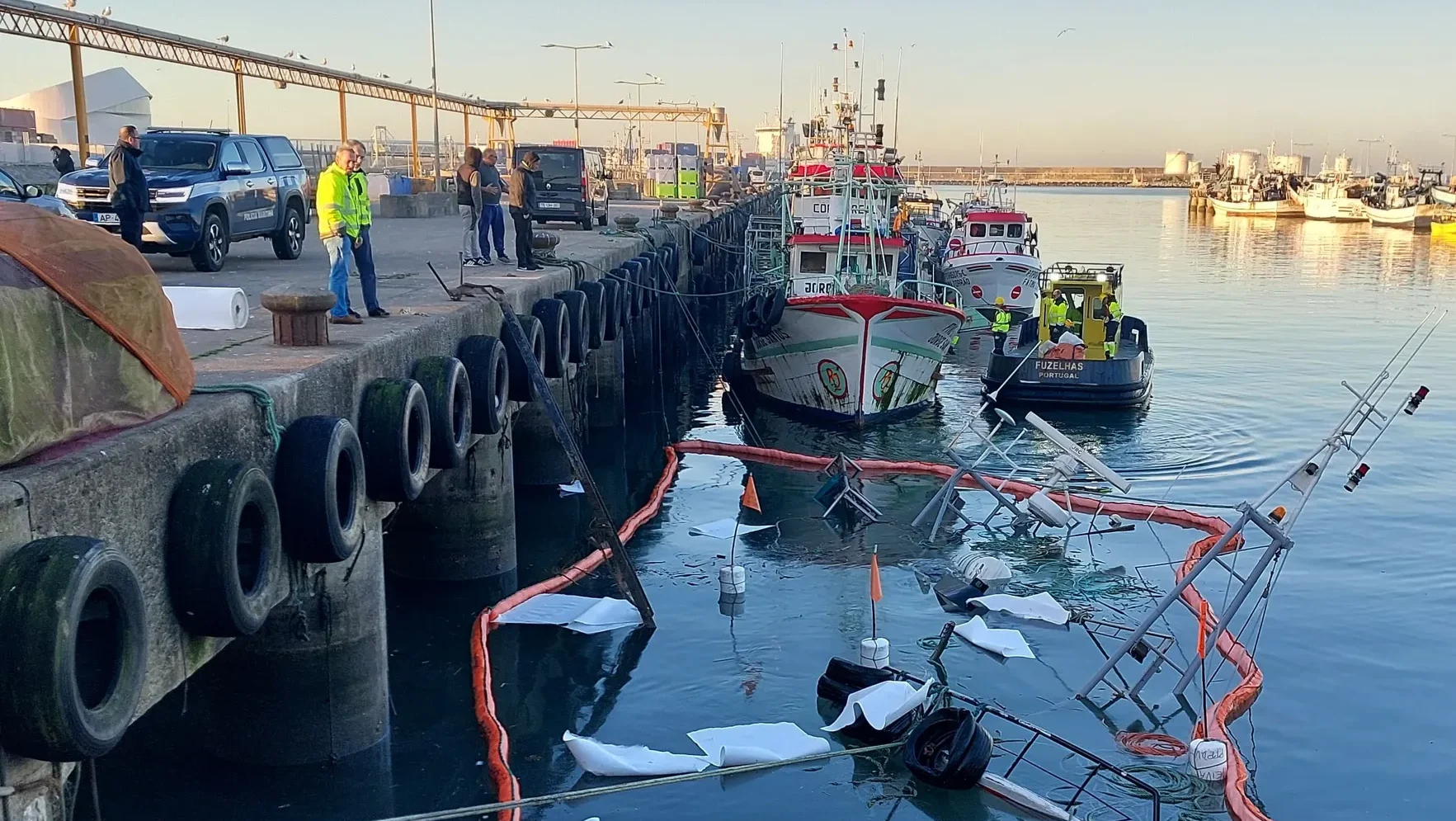 Embarcação De Pesca Afunda