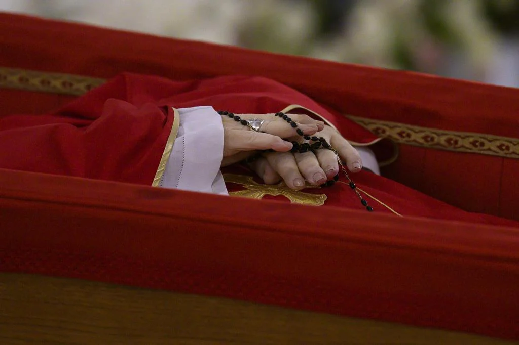 MÃos Papa Funeral