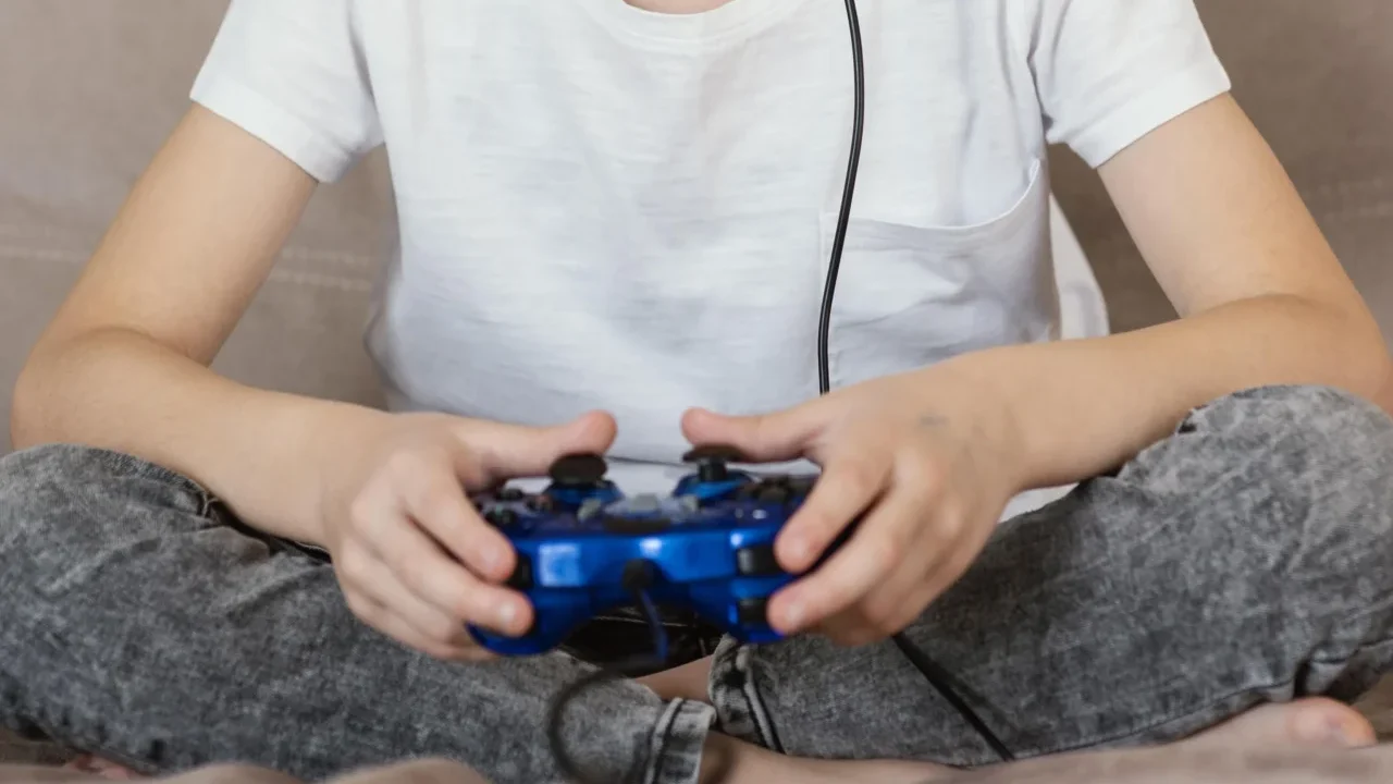 Rapaz A Jogar
