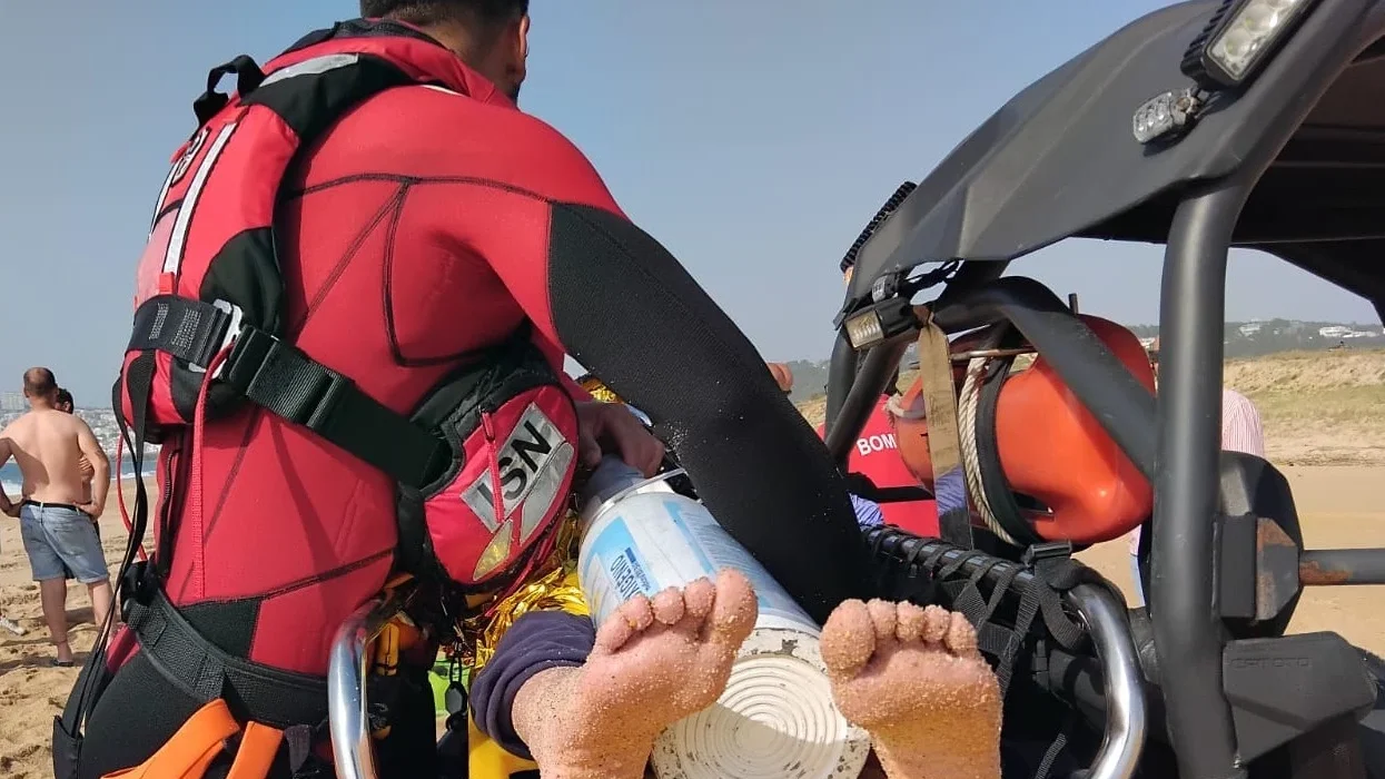 Estação Salva Vidas Auxilia Três Pessoas Na Praia Do Sul Na Nazaré