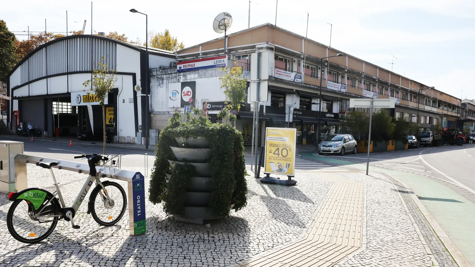 P3 Floreiras Comércio Avenida Heróis De Angola Lfc
