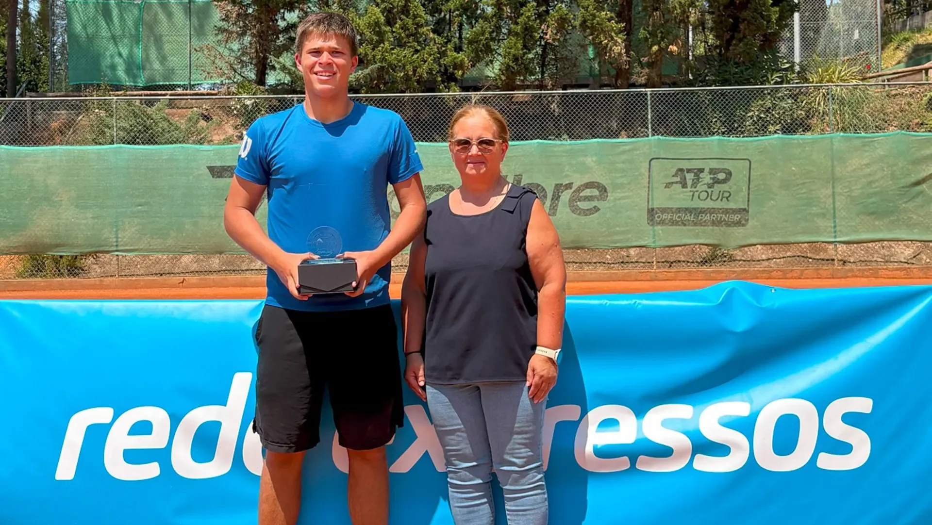 P20 Rodrigo Leal O Campeão Como Troféu Ao Lado De Alice Santos Da At Leiria
