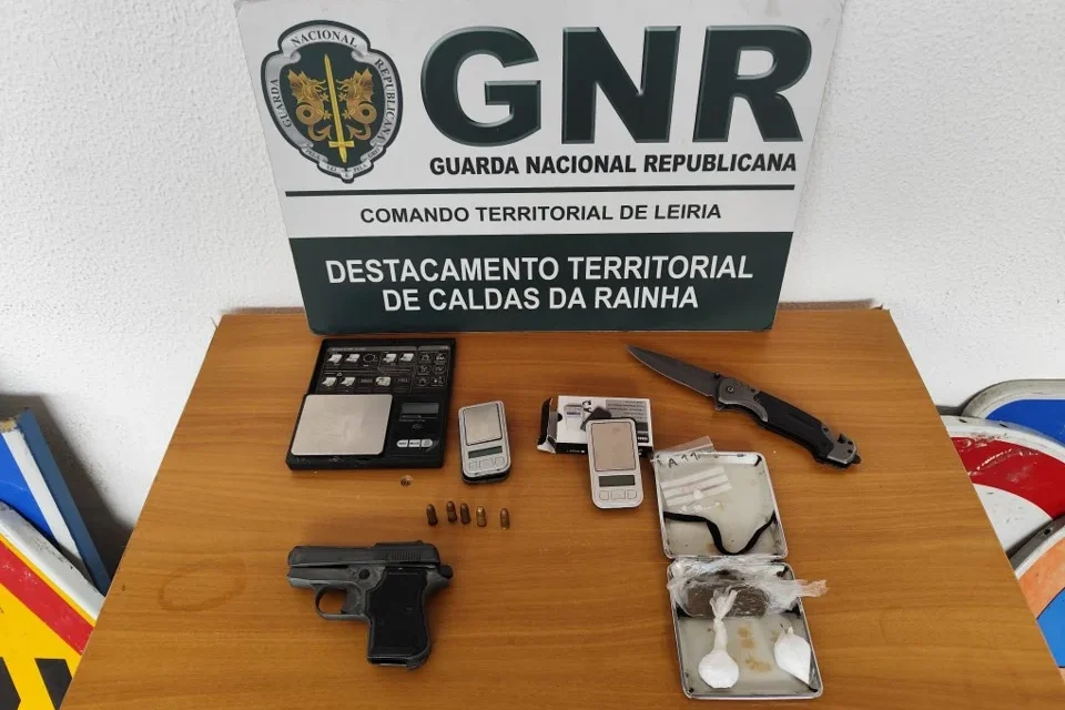 Detidos Por Tráfico De Estupefacientes E Posse De Arma Proibida