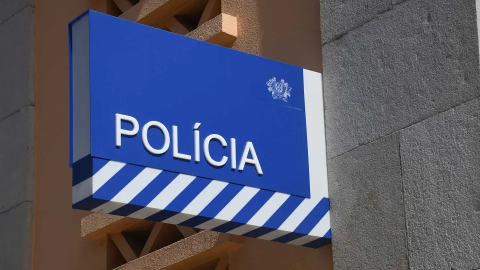Policia Shutter
