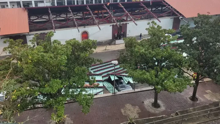 Telhado De Armazém Da Estação Arrancado