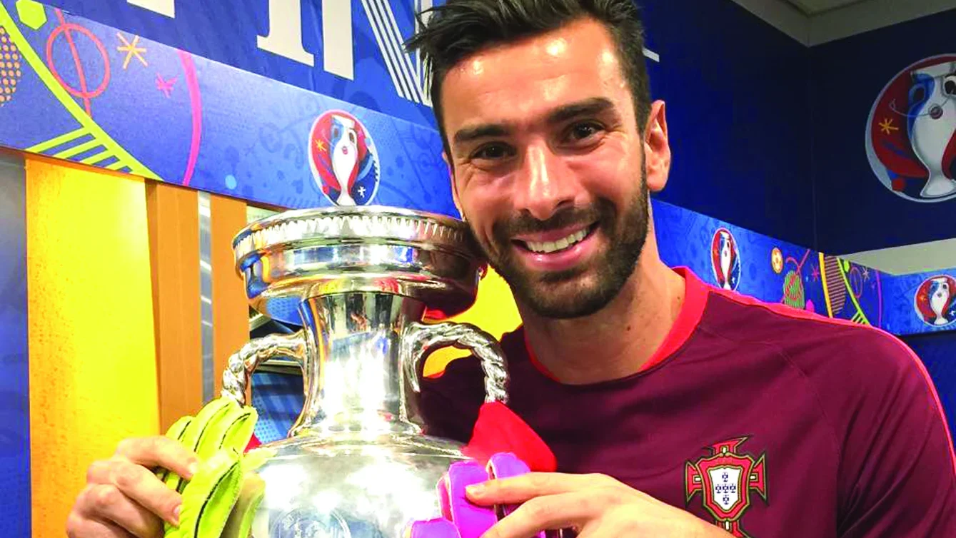 Seleccao Nacional Rui Patrício Com A Taça Fpf