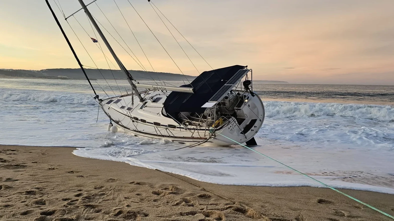 Veleiro Encalha Na Praia Da Nazaré