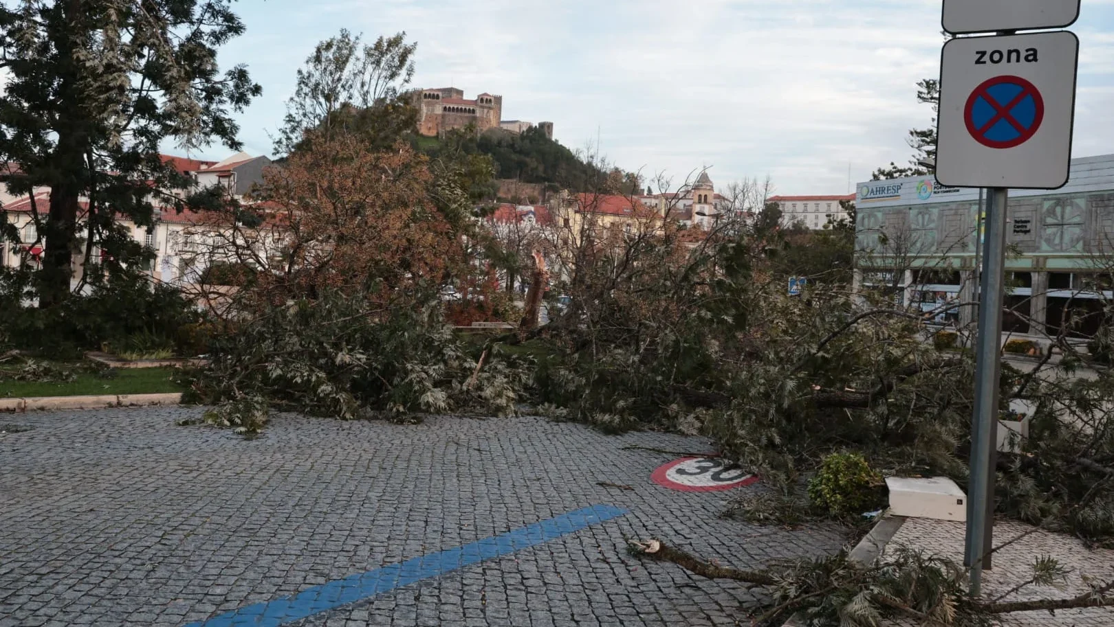 Leiria Destruída Pelo Mau Tempo 38