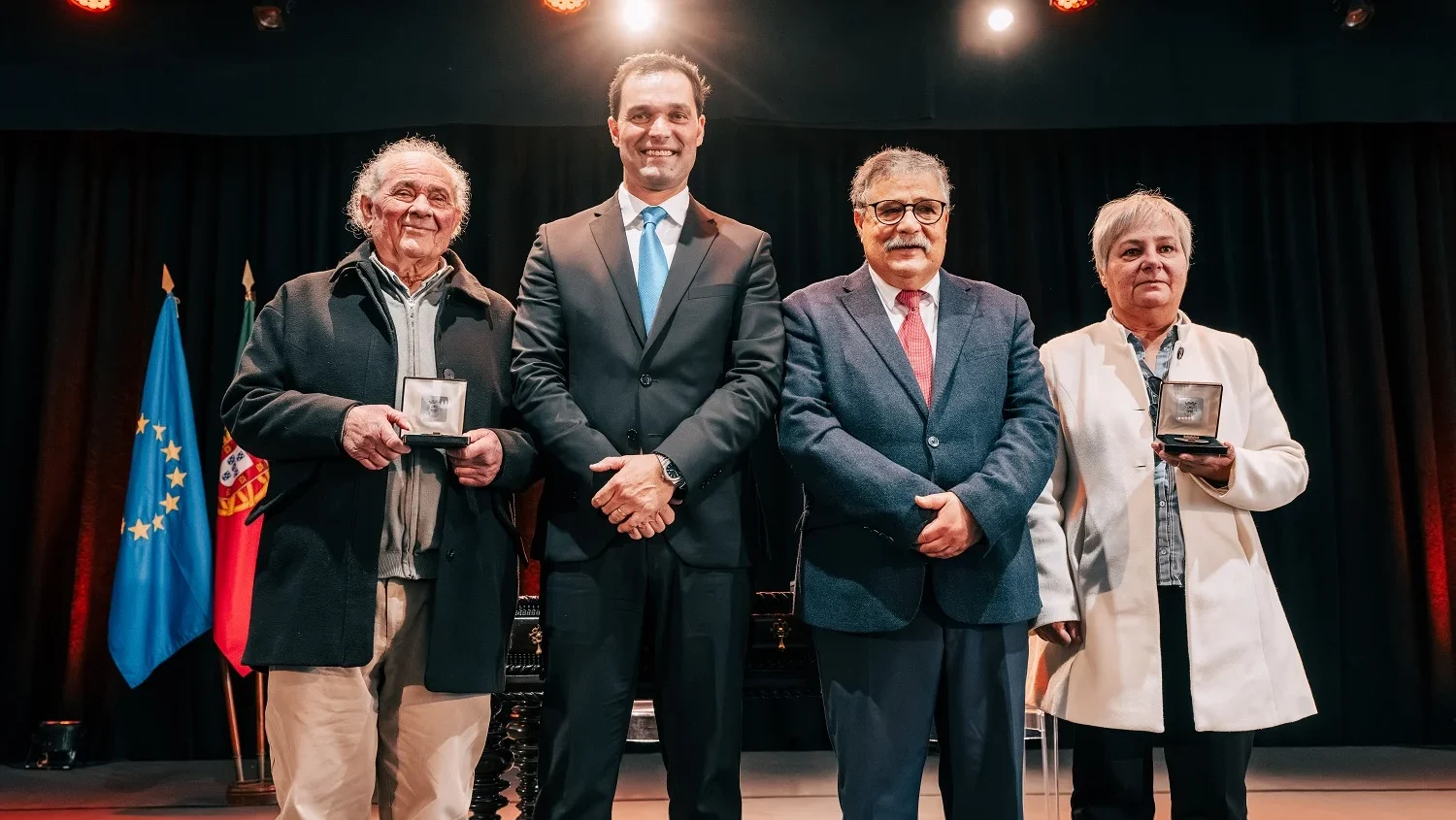 P10 Presidentes De Câmara E Assembleia Municipal Ladeados Por Medalhados Vítor Mata E Carla Silva Em Nome De Abílio Januário Da Silva