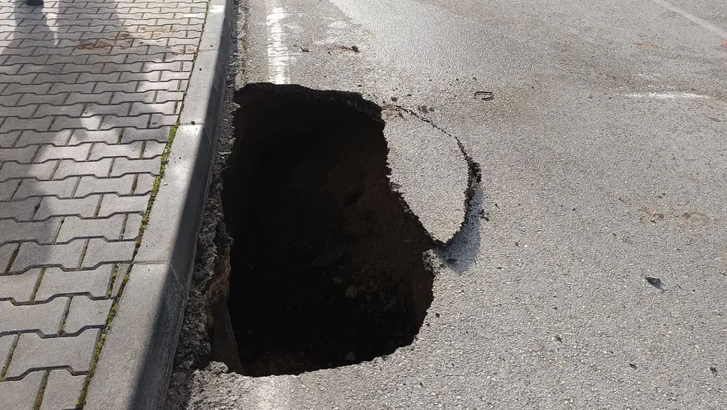 Abatimento De Piso Na Rua Dos Manjericos