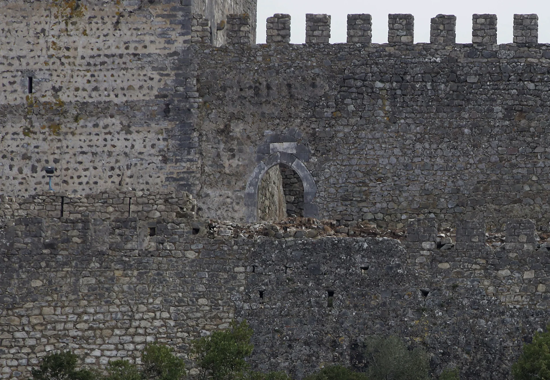 Muralhas destruídas no Castelo de Leiria