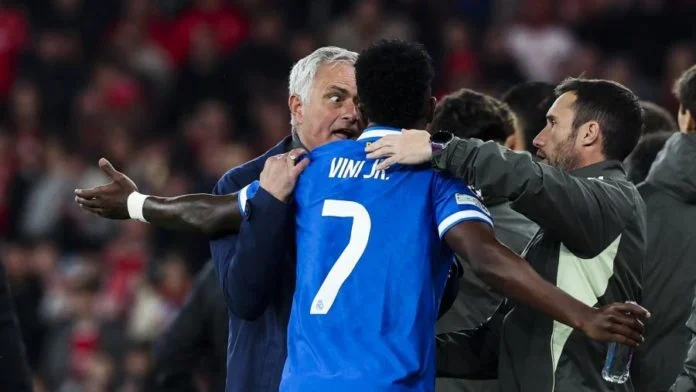 Vini A Ser Segurado Pelo Mourinho Jogo Real Madrid