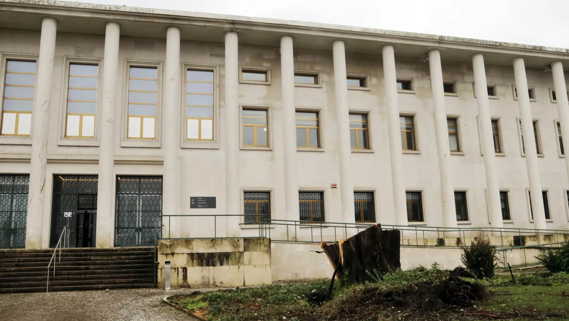 Tribunal De Leiria Danos