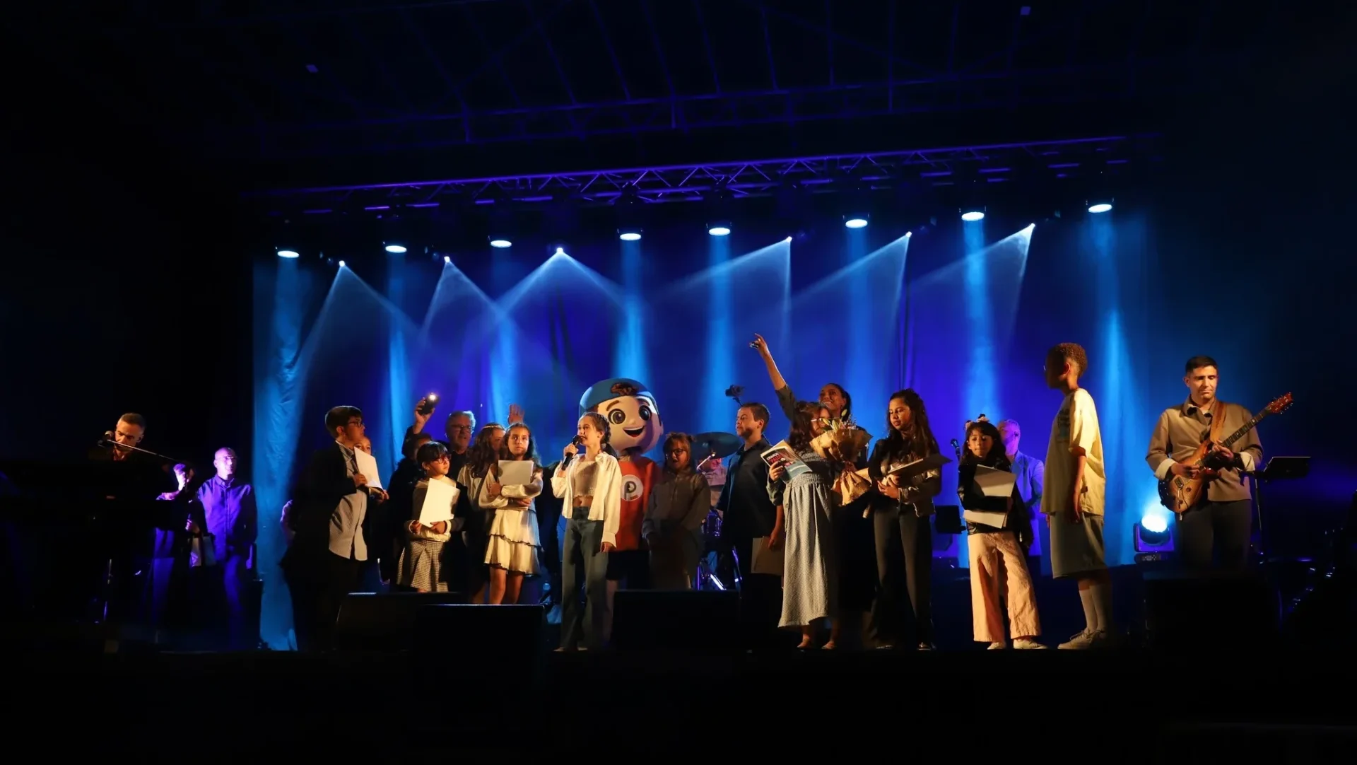 P8 Crianças Ao Palco Cmmg