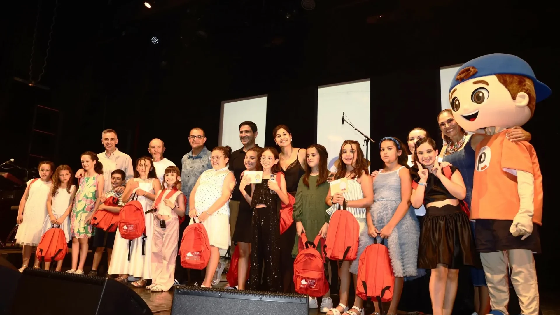 Crianças Ao Palco Cmmg
